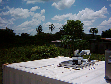 Sonnenfolger des Spektrometers in Paramaribo/Surinam. Der Sonnenfolger leitet das Sonnenlicht in das Spektrometer, mit dem die Spurengase in der Atmosphäre vermessen werden.