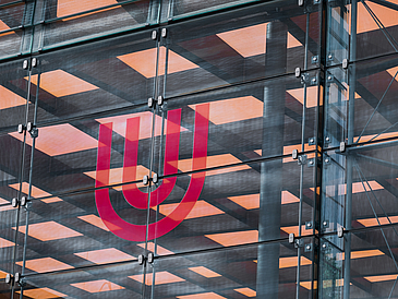Logo der Universität auf der Glashalle.