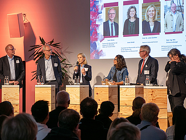 From left to right: Dipl.-Ing. Nils Schnorrenberger (Director of BIS Bremerhaven), Sven Wiebe (Councillor for the Senator for Economy, Ports, and Transformation), Prof. Dr. Jutta Günther, President of the University of Bremen, Manuela Weichenrieder-Rudershausen (facilitator), Eduard Dubbers-Albrecht (President of the Bremen Chamber of Commerce), and Irene Strebl (Councillor for the Senator for Environment, Climate, and Science).