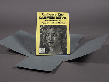Ein Bild des kleinen Büchleins Carmen Nova. Es ist ein schmales Taschenbuch mit gelben Einband und einem Frauenbild auf dem Titel, das schwarz-weiß gehalten ist.