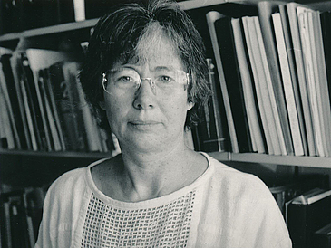 Schwarz-weiß-Porträt von Hannelore Schwedes.