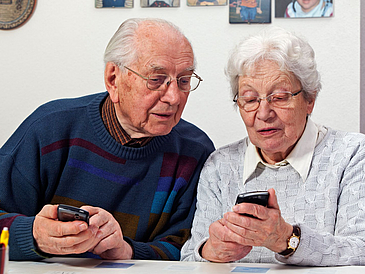 Senioren mit Handy