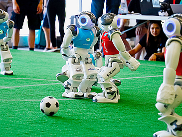 Die Robot von B-Human im Wettkampf gegen das Team HTWK Robots